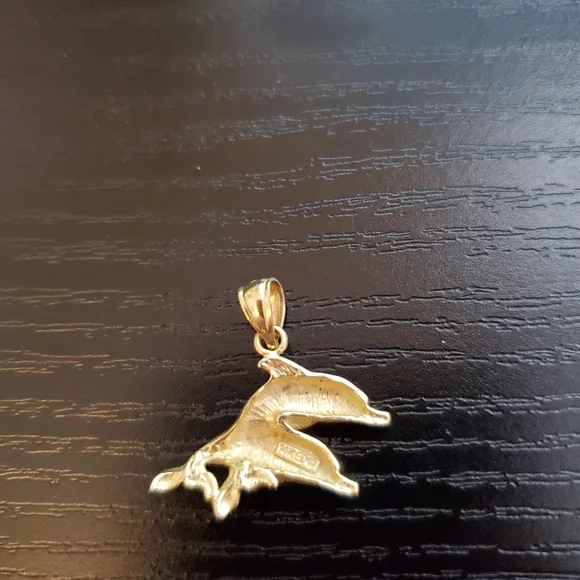 14K gold pair of dolphins pendant. - Picture 2 of 3